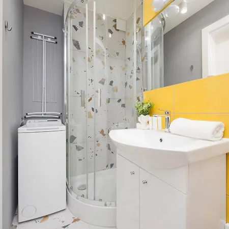 Exceptional With Air-conditioning And Balcony In By Renters Lägenhet