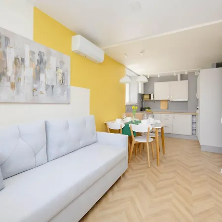 Exceptional With Air-conditioning And Balcony In By Renters Lägenhet *