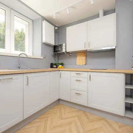 Exceptional With Air-conditioning And Balcony In By Renters Lägenhet Warszawa