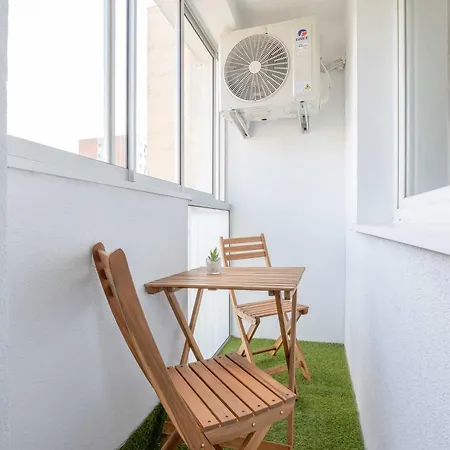Exceptional With Air-conditioning And Balcony In By Renters דירה *